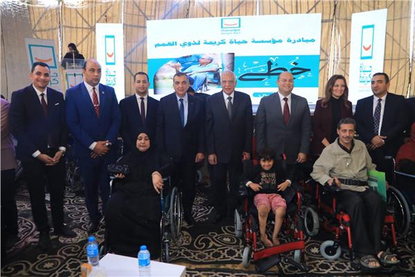 محافظ الجيزة يسلم 160 كرسي متحرك كهربائي وعادي