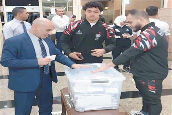 بعثة الأثقال خلال الإدلاء بأصواتهم في الانتخابات الرئاسية