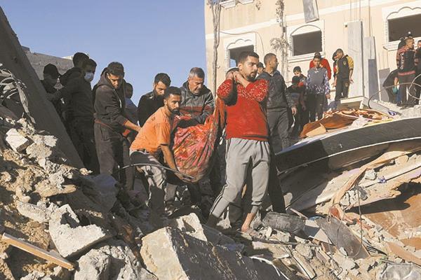 فلسطينيون يخرجون أشلاء من تحت الأنقاض جراء قصف الاحتلال  