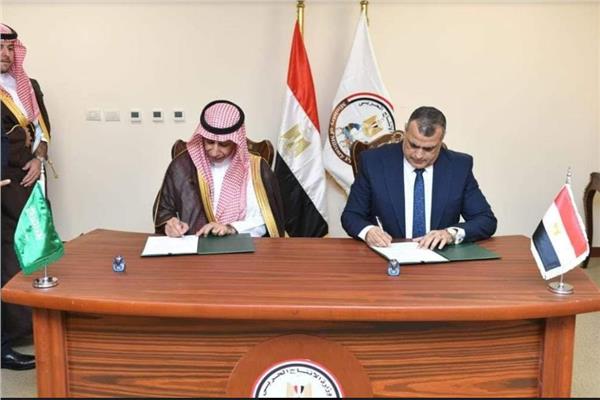 وزير الدولة للإنتاج الحربي أثناء توقيع مذكرة تفاهم