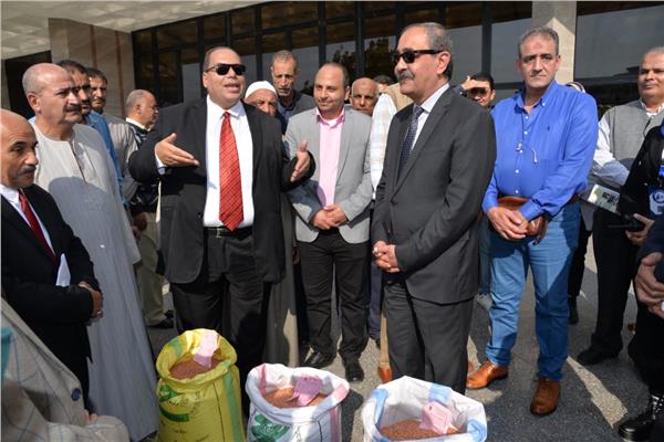 اللواء شريف فهمي بشارة محافظ الإسماعيلية خلال جولة ميدانية 