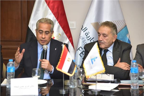 حسن شحاتة وزير العمل، والوفد المرافق له من "الوزارة"
