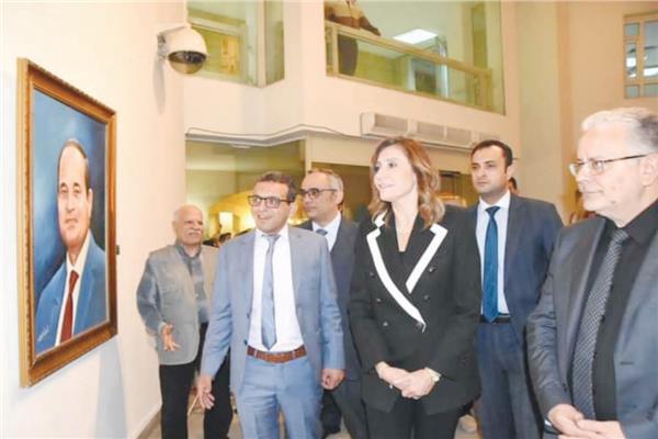 وزيرة الثقافة خلال افتتاح المعرض