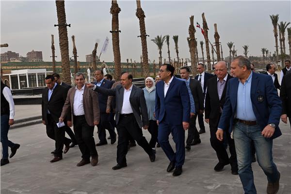 رئيس الوزراء خلال الجولة