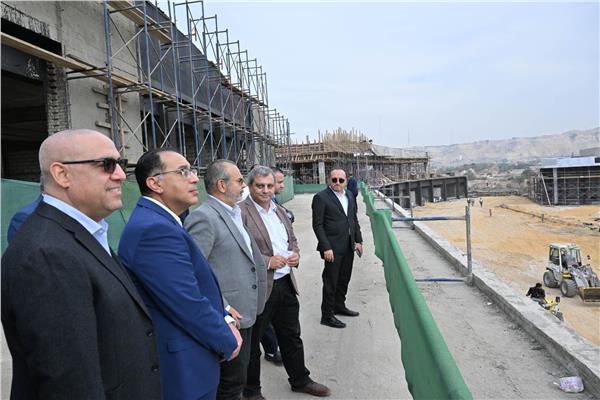 رئيس الوزراء خلال الجولة