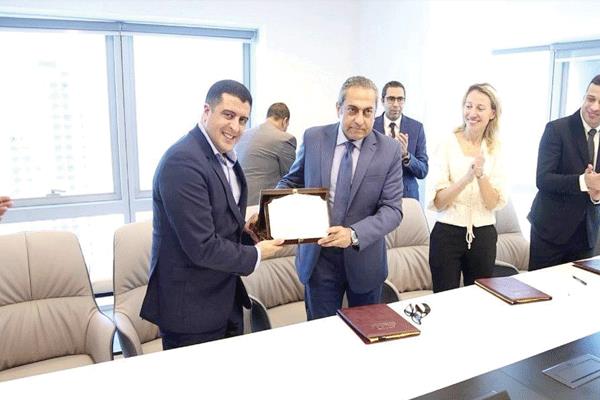 خالد عباس أثناء تسلم اتفاقية مع الشركة الفرنسية