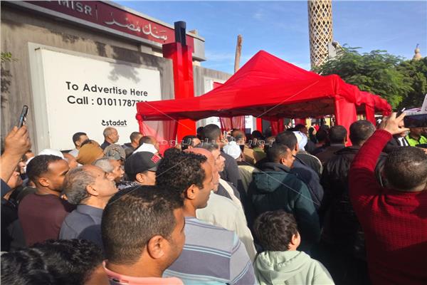 الناخبون يتوافدون على لجنة النادي الأهلي للإدلاء بأصواتهم في الانتخابات الرئاسية