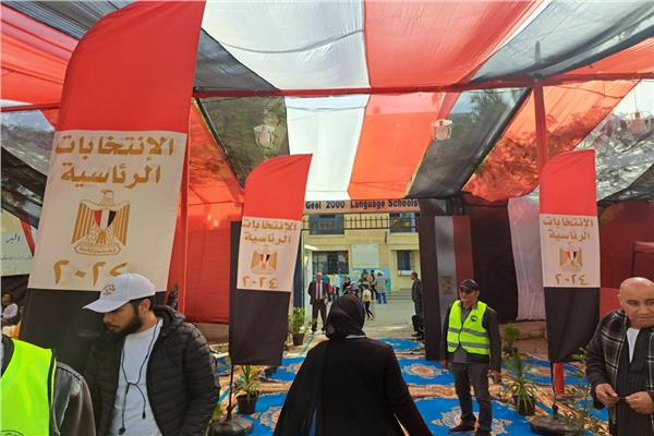 كبار السن والشباب يتصدرون المشهد بمحيط لجنة مدرسة جيل 2000 في أكتوبر