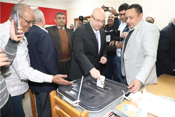 محافظ بني سويف يُدلي بصوته في أول أيام الإنتخابات الرئاسية 