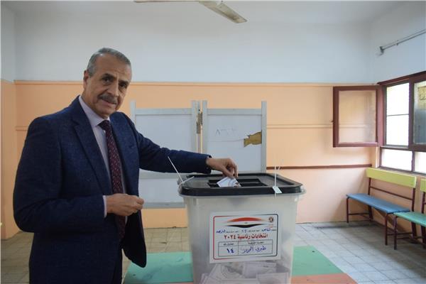 رئيس "التعبئة العامة والإحصاء" يدلى بصوته في الانتخابات الرئاسية