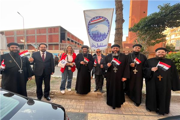 الأنبا بافلي وكهنة المتنزه بالاسكندرية يدلون بأصواتهم في الانتخابات الرئاسية