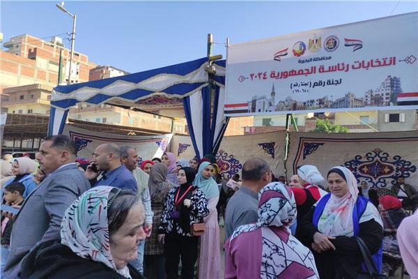 انتظار المواطنين أمام اللجان في البحيرة للإدلاء بأصواتهم
