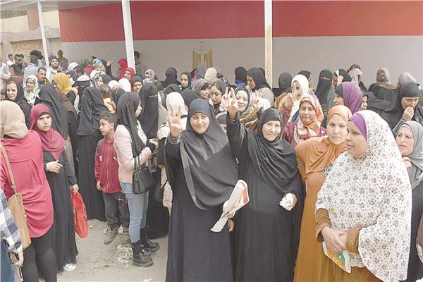 سيدات يتزاحمن أمام لجان الانتخابات