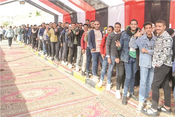 طوابير الشباب تُزيِّن الشيخ زايد