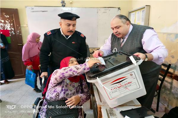 مواطنة تدلي بصوتها في اليوم الثاني على كرسي متحرك