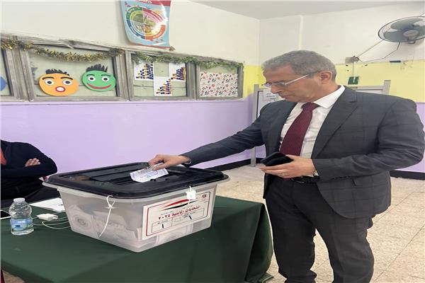  المهندس جابر دسوقي خلال الإدلاء بصوته