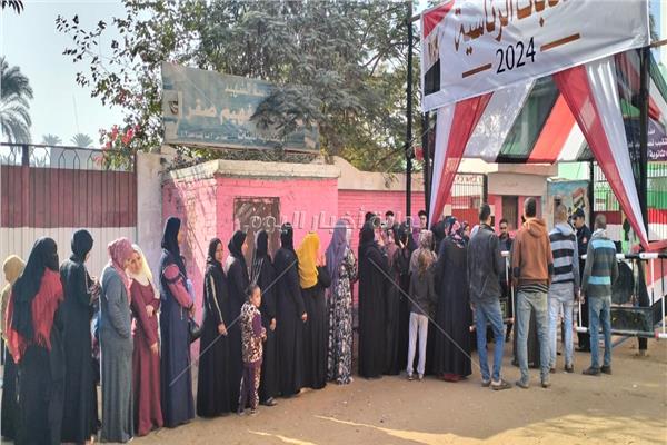 كثافة أمام مدرسة الشهيد نصر الحكيم بالبدرشين في ثاني أيام الانتخابات الرئاسية