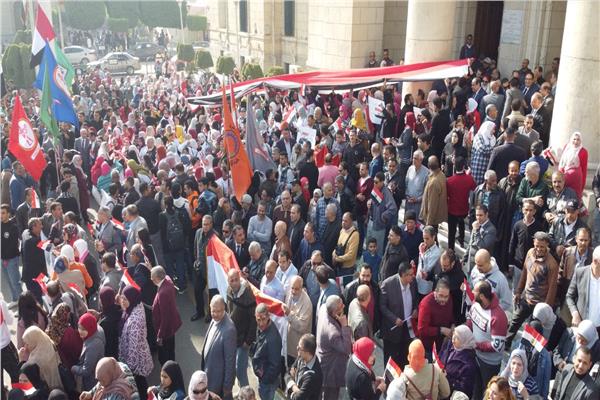  منتسبو جامعة القاهرة يعبرون عن فرحتهم للمشاركة في الانتخابات 