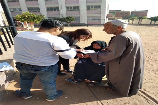 قاضية تساعد سيدة وشاب من ذوي الاحتياجات الخاصة للإدلاء بصوتها في الغربية 