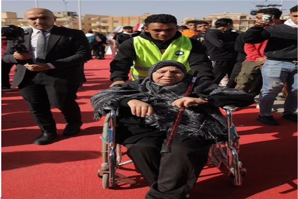 رجال الأمن يساعدون الناخبين كبار السن في لجان الانتخابات الرئاسية بالتجمع