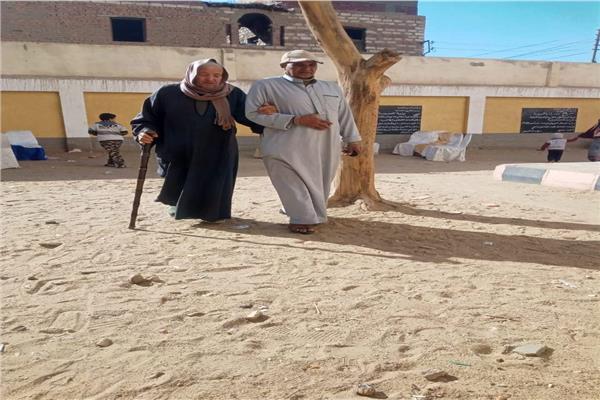  كبار السن والسيدات يدولون بأصواتهم 