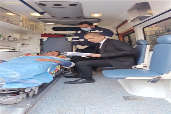 مواطن يدلى بصوته  داخل سيارة الإسعاف
