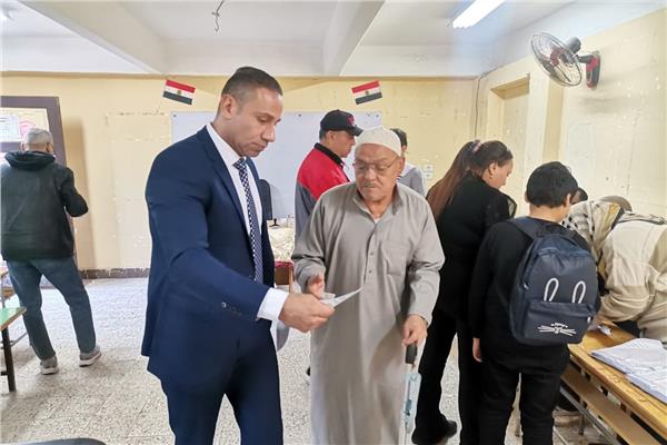المستشار أحمد خطاب خلال مساعدة أحد كبار السن