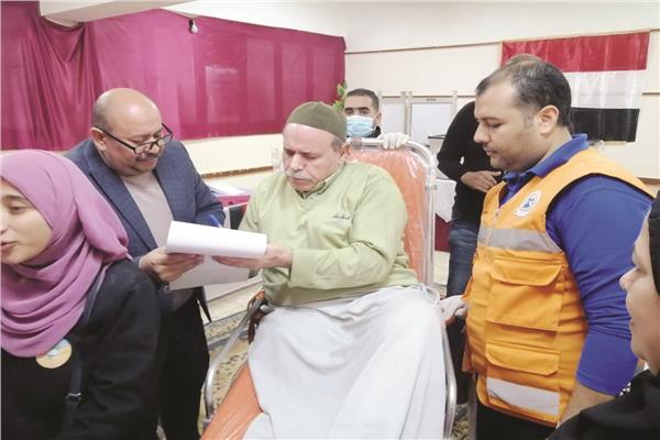 سيارات الإسعاف فى الغربية أحد المواطنين يعانى من بتر