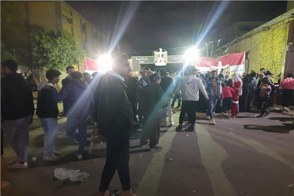 إقبال كثيف للناخبين على لجنة شبرا الثانوية