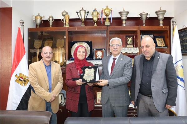 تكريم كرم أيمن موسى وكيل أول الوزارة التربية والتعليم بالقاهرة