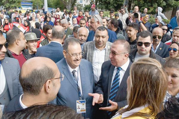 محافظ الإسكندرية خلال متابعة الانتخابات 