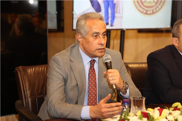  حسن شحاتة وزير العمل