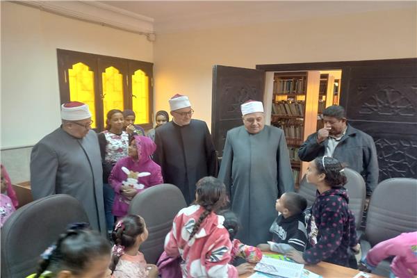 الدكتور نظير عياد خلال تفقده فرع المكتبة الأزهرية بالقرنة بمحافظة الأقصر