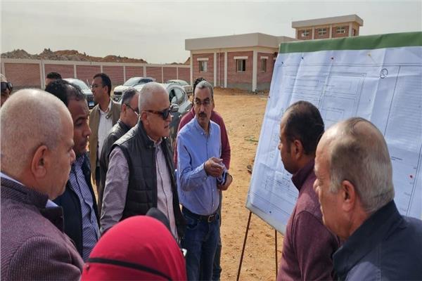 مسئولو الإسكان خلال الجولة