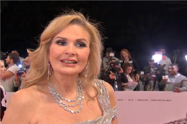 الفنانة يسرا