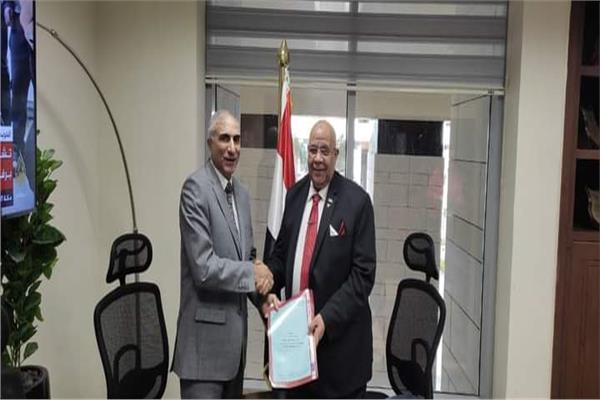رئيس جامعة الأقصر يوقع عقد 
