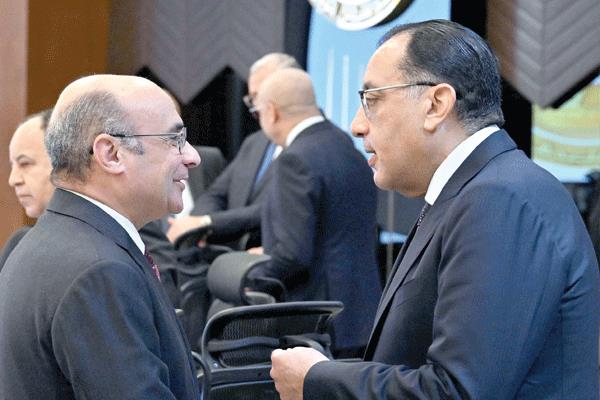  د. مدبولى يتحدث مع المستشار عمر مروان وزير العدل
