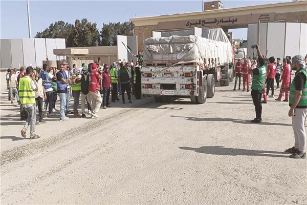 دخول المواد الإغاثية عبر معبر رفح إلى غزة