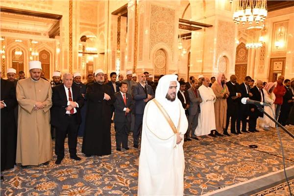 امام الحرم النبوي يؤم المصلين في صلاة الظهر اليوم بمسجد مصر