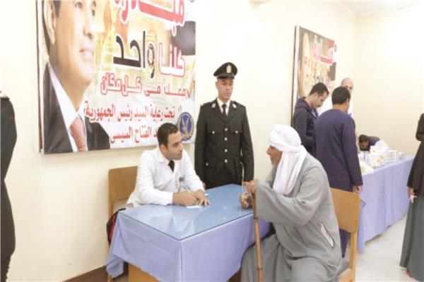 طبيب في القافلة يقوم بالكشف على أحد المرضى في الفيوم