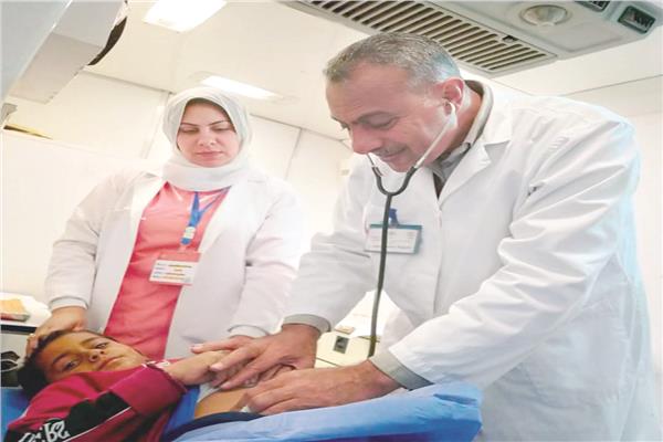 احد الأطباء يكشف على احد الأطفال