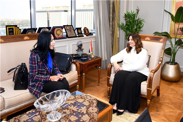 وزيرة الهجرة خلال لقائها الكاتبة سماح أبو بكر عزت 