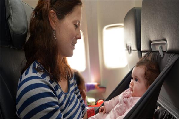 الأم بشكل كبير قبل اتخاذ قرار السفر بالطائرة