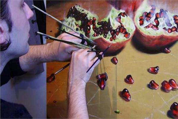 فنان بيلاروسي يرسم بأصابعه العشر