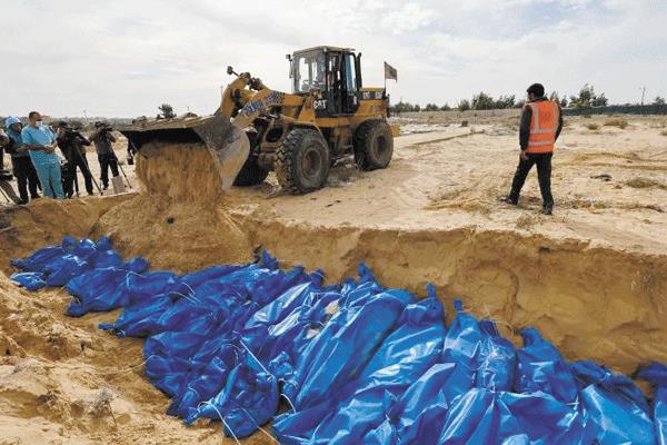 دفن عشرات الشهداء المدنيين فى مقبرة جماعية