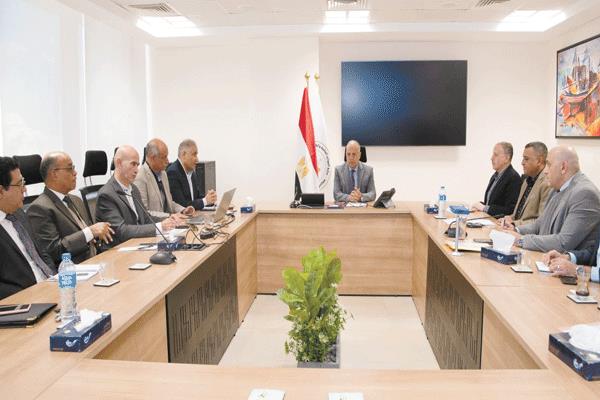 وزير الرى خلال اجتماع متابعة أعمال تأهيل المنشآت المائية
