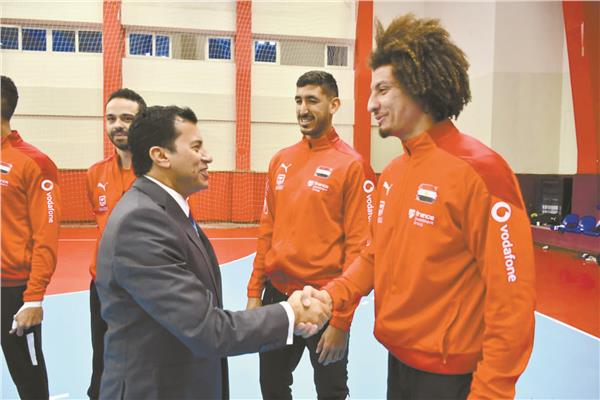 أشرف صبحى يصافح على زين نجم منتخب مصر 