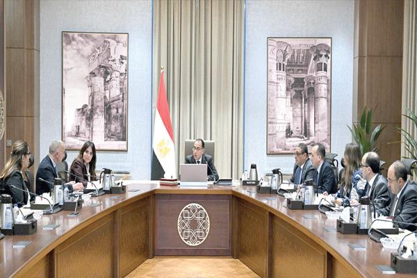 رئيس الوزراء خلال اجتماعه بالمهندس أحمد السويدى