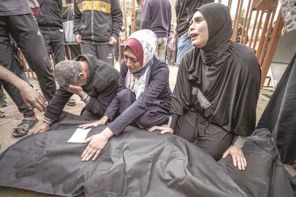 فلسطينيون يودعون ذويهم قبل دفنهم في قطاع غزة