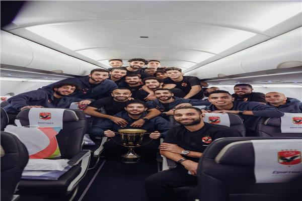 فريق النادي الاهلي ومعه كأس السوبر